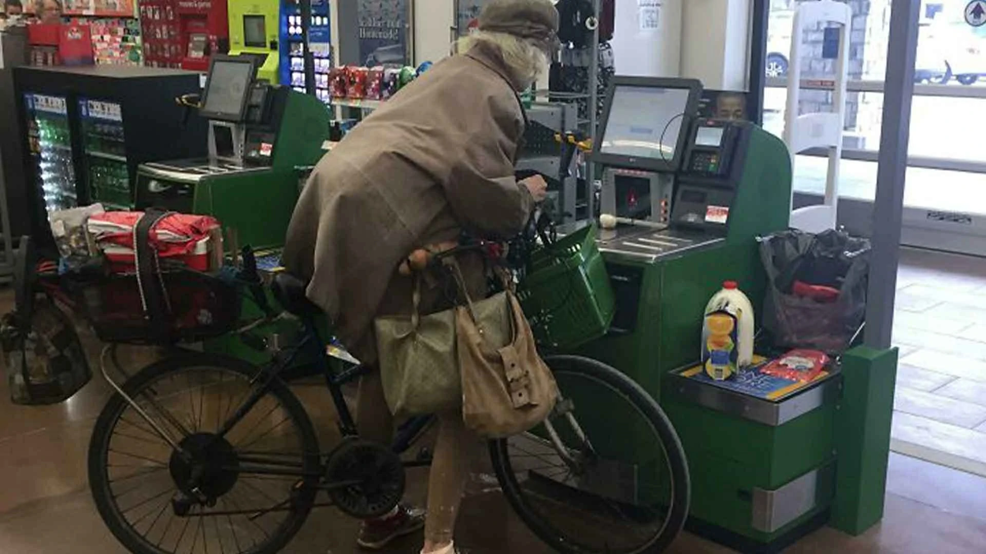 20 “Walmart People” Pics That Are As Funny As They Are Confusing