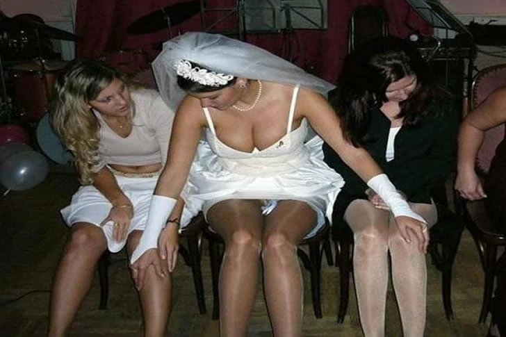 21 funny and playful wedding photos that will have you laughing non-stop.