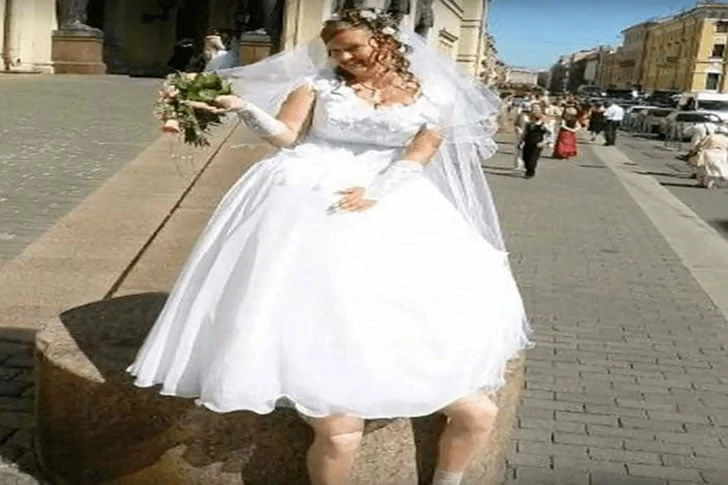 21 funny and playful wedding photos that will have you laughing non-stop.