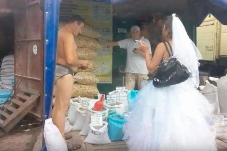 21 funny and playful wedding photos that will have you laughing non-stop.