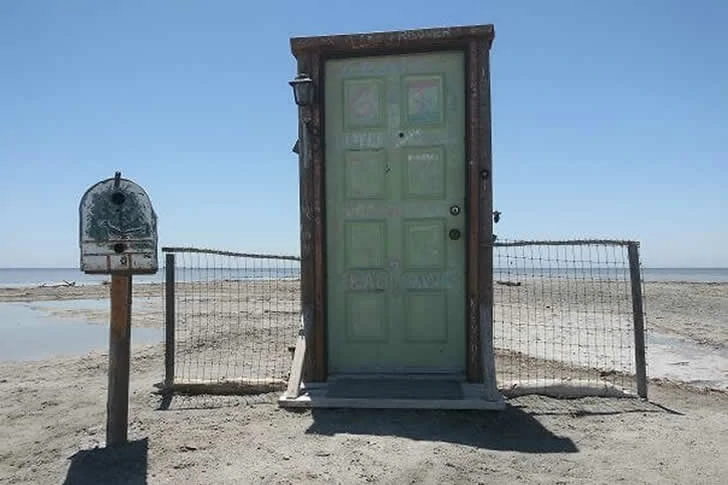 Beautiful photos of tourists enjoying a beach vacation.