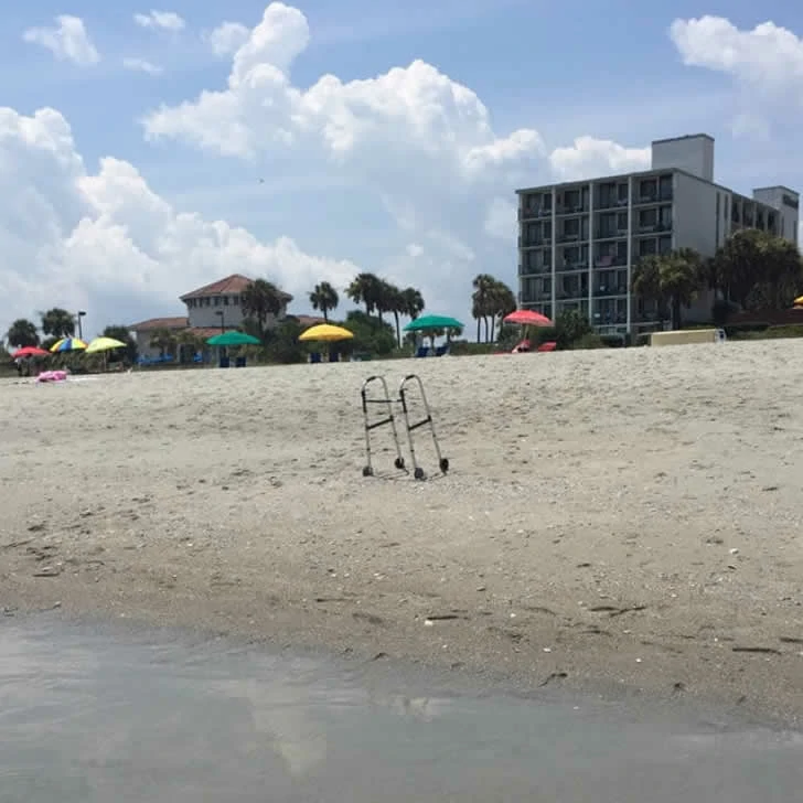 Beautiful photos of tourists enjoying a beach vacation.