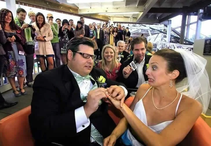 Des photos de mariage amusantes font que les gens se sentent désolés pour les mariés