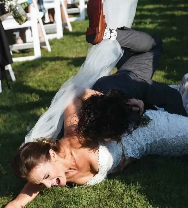 Des photos de mariage amusantes font que les gens se sentent désolés pour les mariés