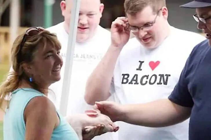 The seller had no knowledge of the photos of these T-shirts.