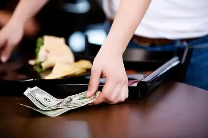 The waitress wrote a letter to her father without her mother's knowledge