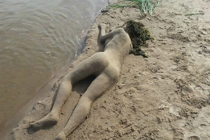 Tourists are enjoying their vacation leisurely on the beach.