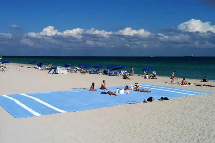 Tourists are enjoying their vacation leisurely on the beach.