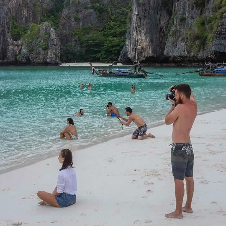 Tourists are enjoying their vacation leisurely on the beach.